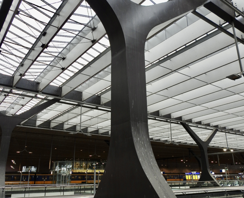 kolom en fraaie sculptuur