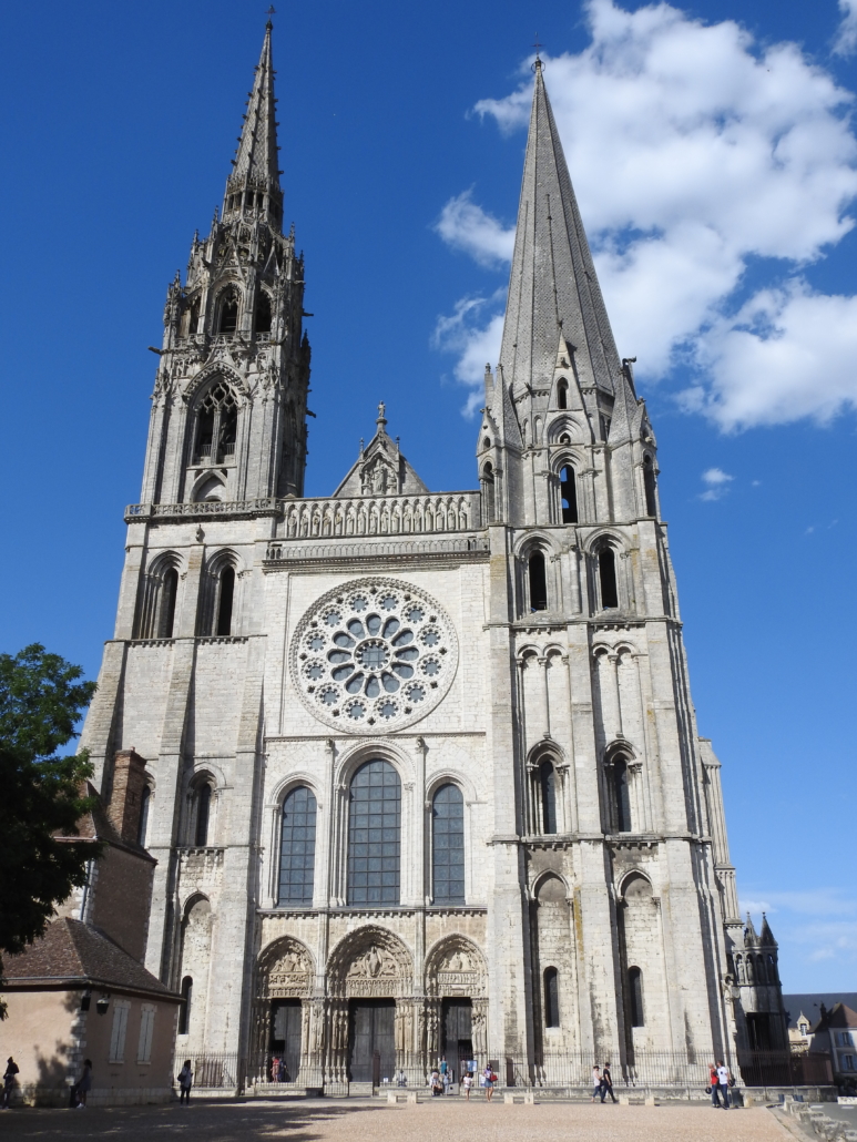 Het bekende silhouet van de kathedraal van Chartres