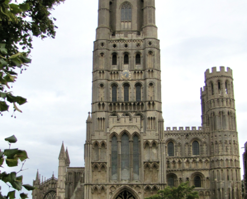 Het markante voorfront van de kathedraal in Ely