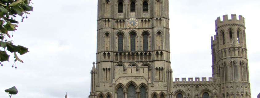 Het markante voorfront van de kathedraal in Ely
