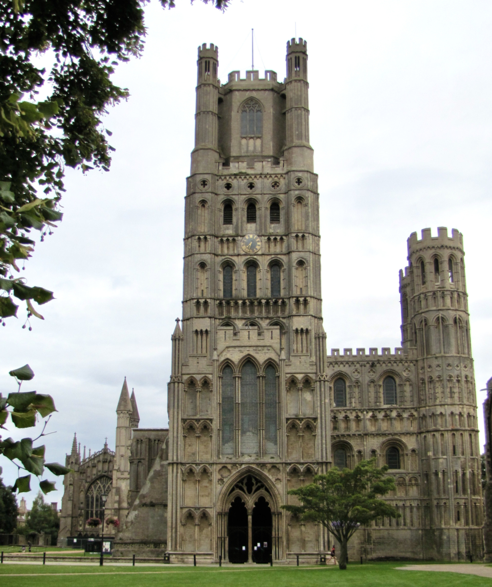 Het markante voorfront van de kathedraal in Ely