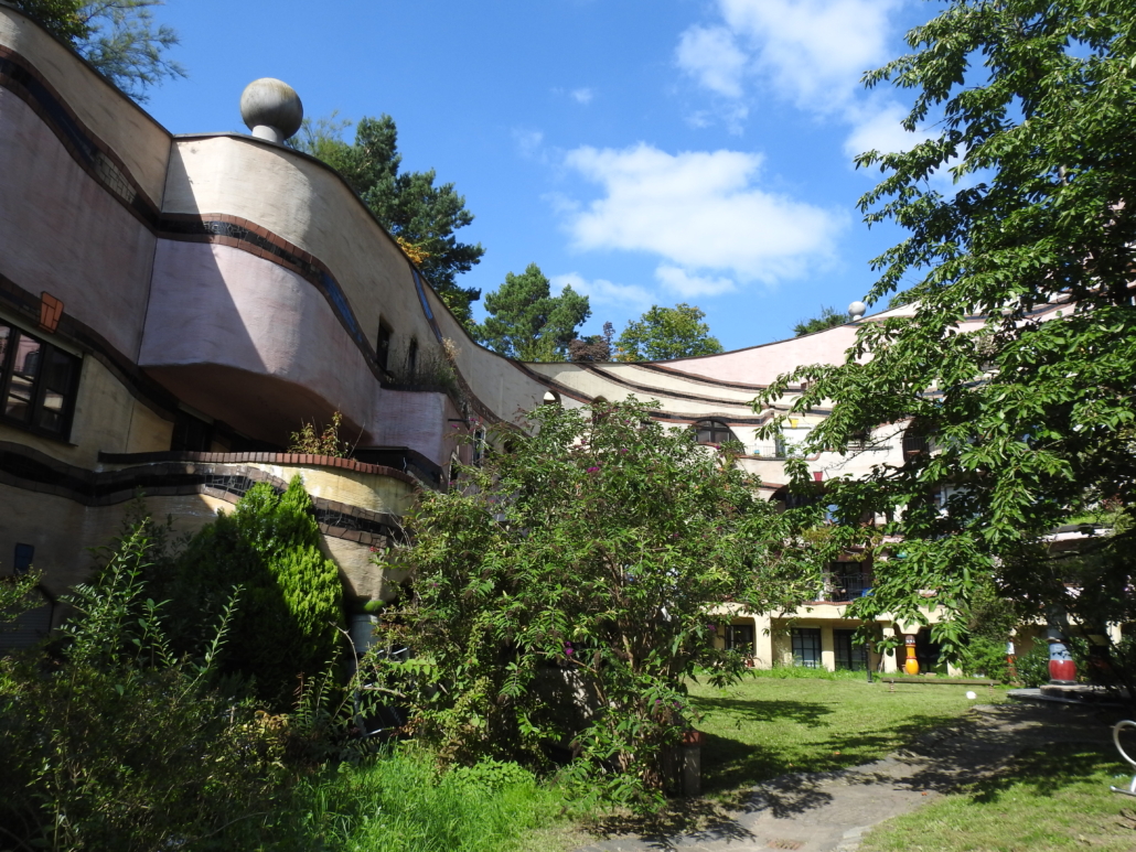 De binnentuin, met het oplopende dak. De bomen tegen de lucht groeien op het dak!