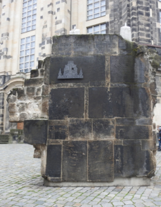 een fors oud stuk koepel, nu als monument