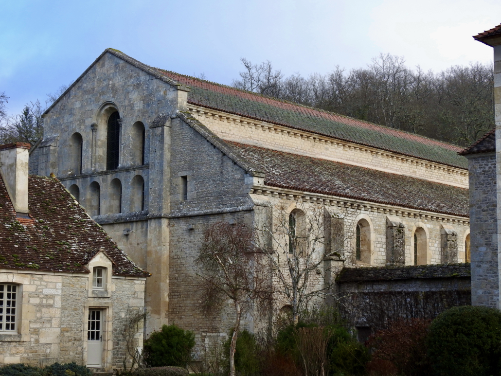 De massieve Romaanse kerk