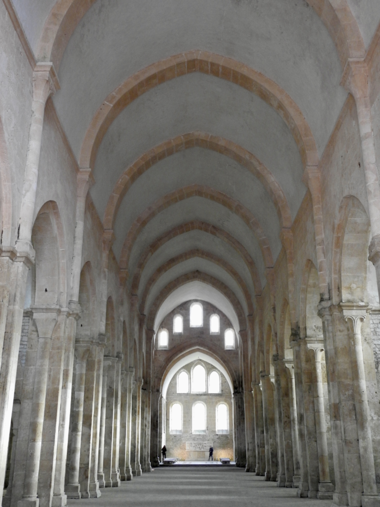 Het sobere interieur van de kerk