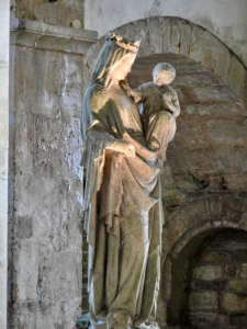 Het enige beeld in de kerk: Maria met kind