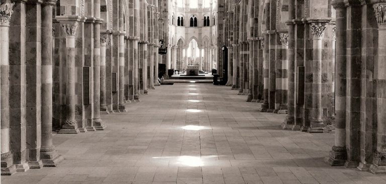 het zonnewende-fenomeen: de rij lichtvlekken exact in het midden van de kerk. 