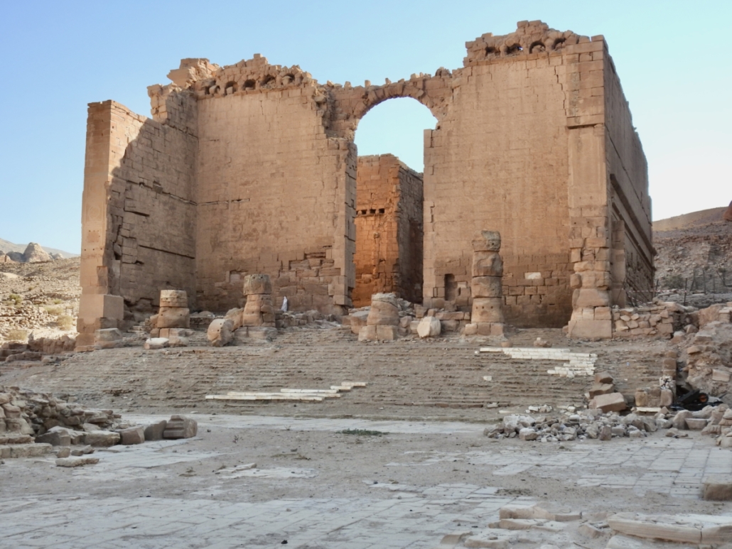 De kolossale ruïne van het Qasr al Bint