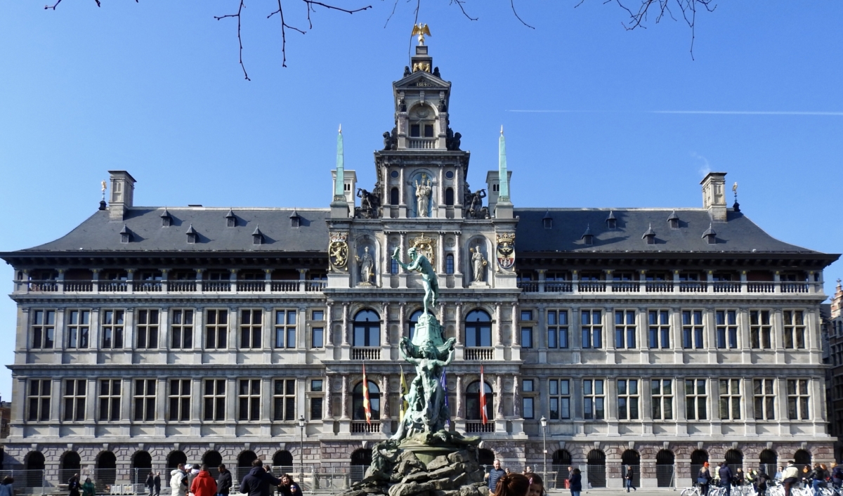 Voorgevel van het schitterende stadhuis