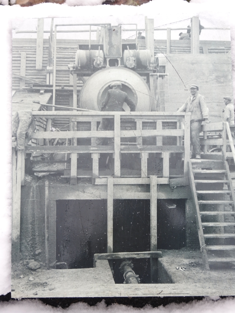 Foto uit ± 1944, een van de permanent gebruikte betonmixers