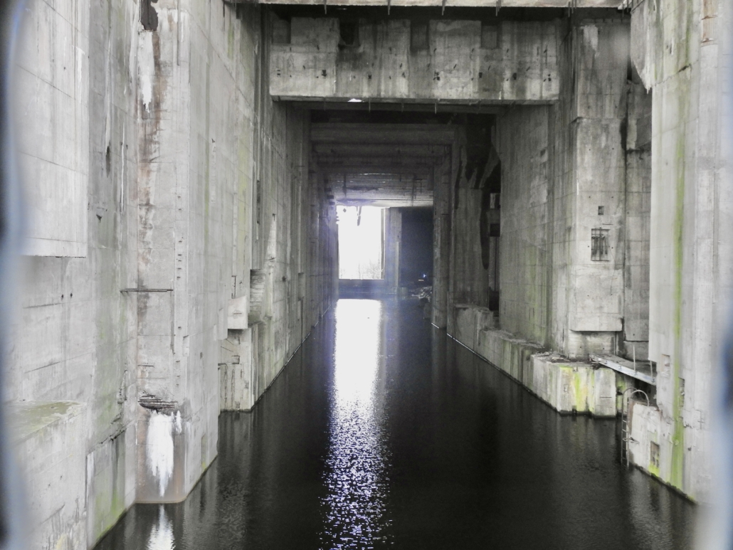 De sluiskamer, van hieruit zou elke 56 uur een onderzeeër ten oorlog varen