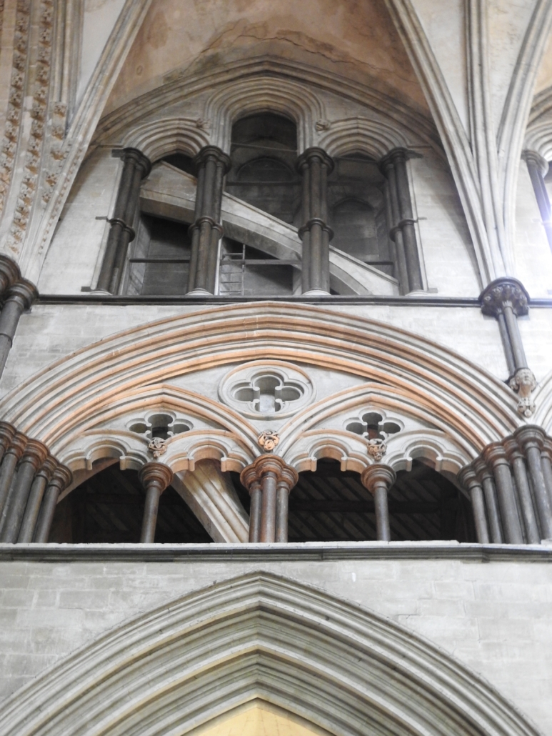 Later aangebrachte luchtbogen in een raam en het triforium