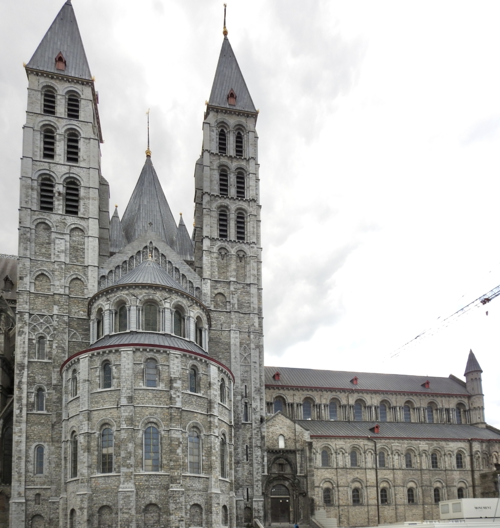 Het Romaanse schip en transept