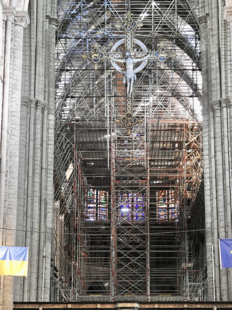 Een enorm steigerwerk in de kerk. Geen fraai zicht, wel noodzakelijk