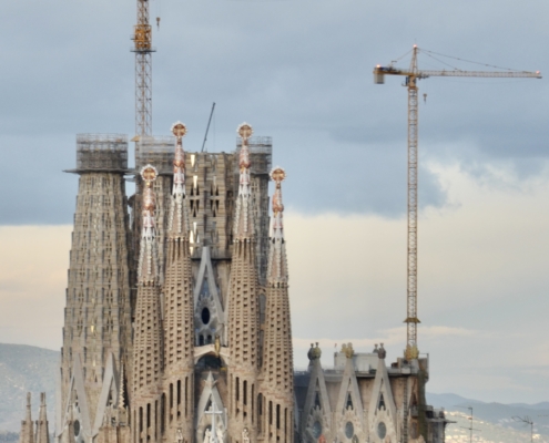 De kerk in 2019, de torens komen als goed omhoog!