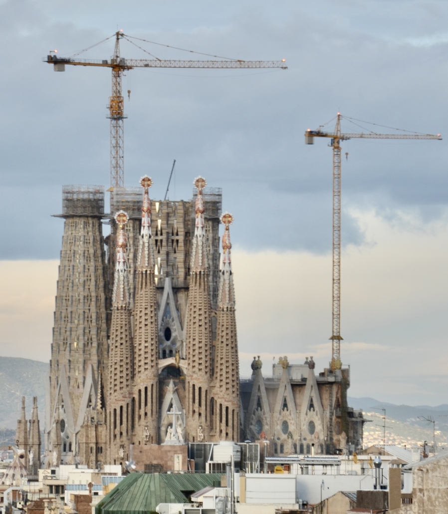 De kerk in 2019, de torens komen als goed omhoog!