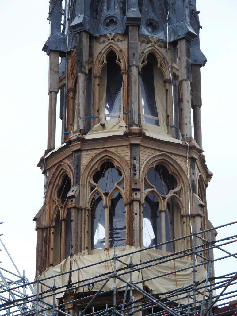 een groot deel van de nieuwe vieringtoren, onafgewerkt.