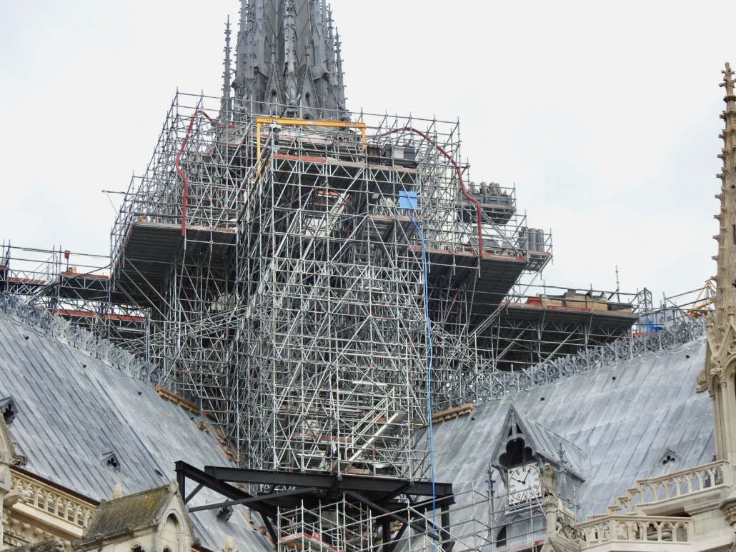 een gigantisch nieuw steiger voor de vieringtoren