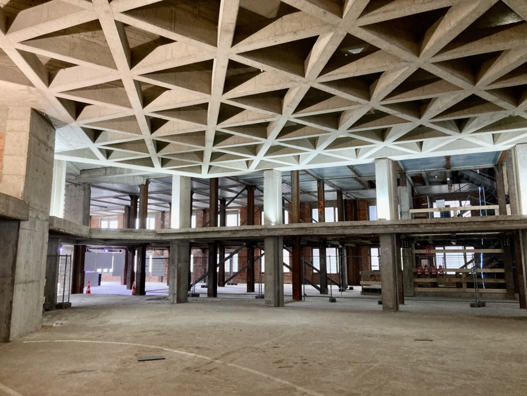 Het brutalistische netplafond in de voormalige lokettenzaal